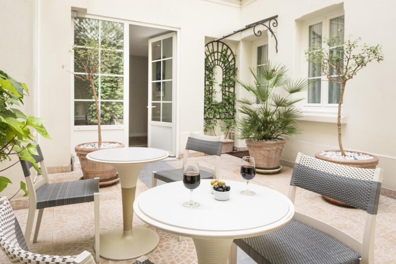 Acacias Etoile — Furnished courtyard